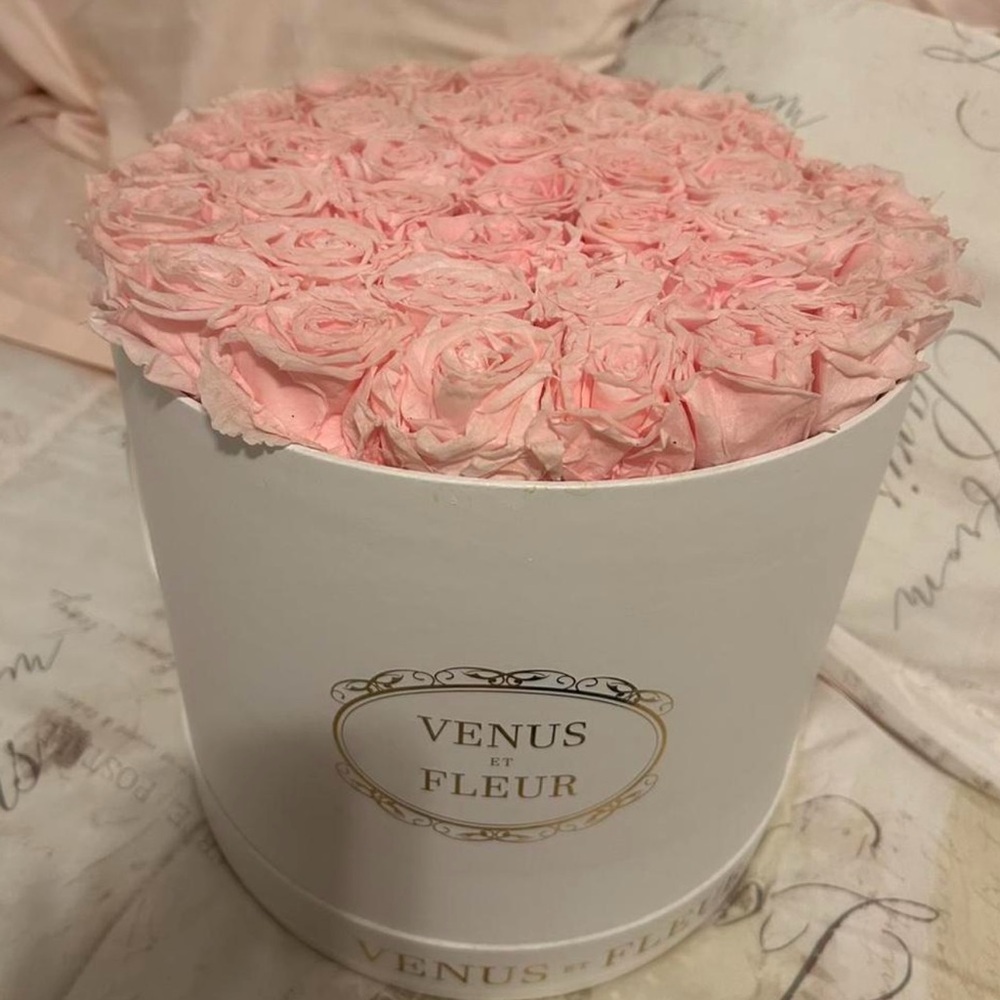 Venus Et Fleur Pink Roses in White Box